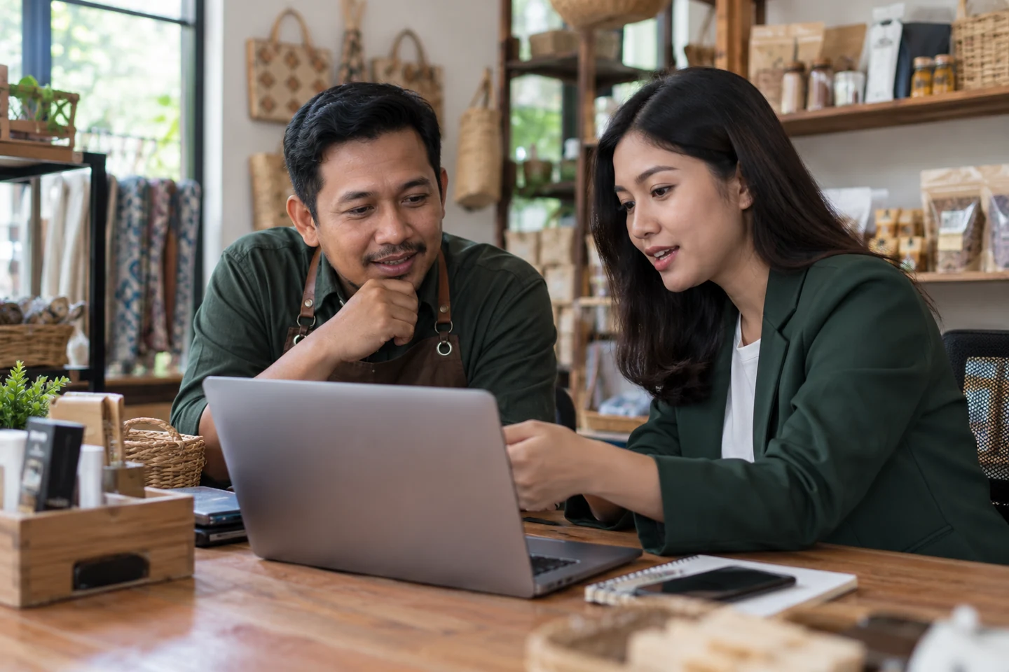 Ilustrasi pemilik usaha dan partner bisnis membahas website bersama